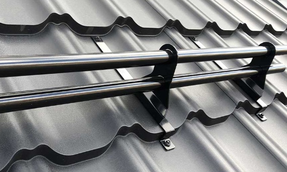 Zniszczone rynny przez śnieg? Dowiedz się, jak działają śniegołapy i dlaczego ich potrzebujesz